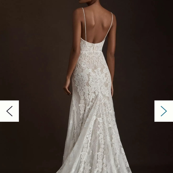 Elegant Lace Gown in Cream - Picture 2 of 5